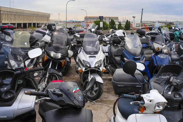 Veneza Itália Junho Estacionamento Moto Veneza Itália Este Estacionamento Fica Fotos De Bancos De Imagens