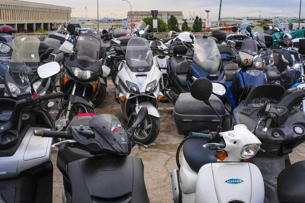 ヴェネツィア イタリア オートバイ ヴェネツィアの駐車場します この駐車場は ヴェネツィアの Entrence のです この市だけでなく車やオートバイ 自転車 ロイヤリティフリーのストック写真