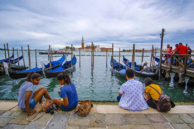 Venice, İtalya - Haziran, 28: turist bir setin gondol Venedik, İtalya yakın oturmak
