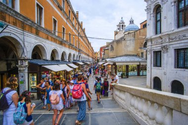 Venice, İtalya - Jine, 28, 2018: yayalara ile Venedik, İtalya'nın merkezi Mağazalar