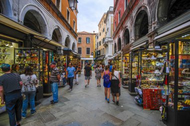 Venice, İtalya - Jine, 28, 2018: Venedik, İtalya'nın merkezinde bir yaya caddesi üzerinde sokak Dükkanı