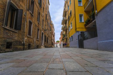 Venice, İtalya - Jine, 28, 2018: Venedik, İtalya'nın bir merkezindeki yayalara