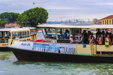 Venice, İtalya - Haziran, 28: Düzenli-rota yüzme otobüs bir kanalda Venedik, İtalya