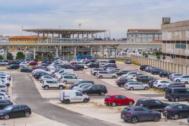 Venice, İtalya - Haziran, 28: araba park girişinde bir Venedik üzerinde