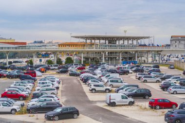 Venice, İtalya - Haziran, 28: araba park girişinde bir Venedik üzerinde