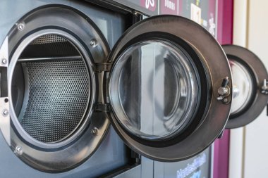 Profesyonel bir çamaşır makinesi görüntü