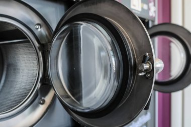 Profesyonel bir çamaşır makinesi görüntü