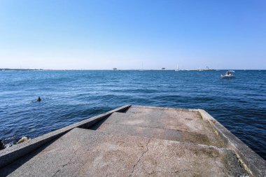 Sottomarina, İtalya - Haziran, 30, 2018: Yatlar yüzen Sottomorina sahile, İtalya