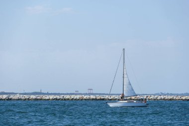 Sottomarina, İtalya - Haziran, 30, 2018: Yatlar yüzen Sottomorina sahile, İtalya