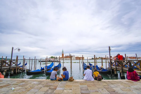 Venise Italie Juin Les Touristes Sont Assis Sur Remblai Près — Photo