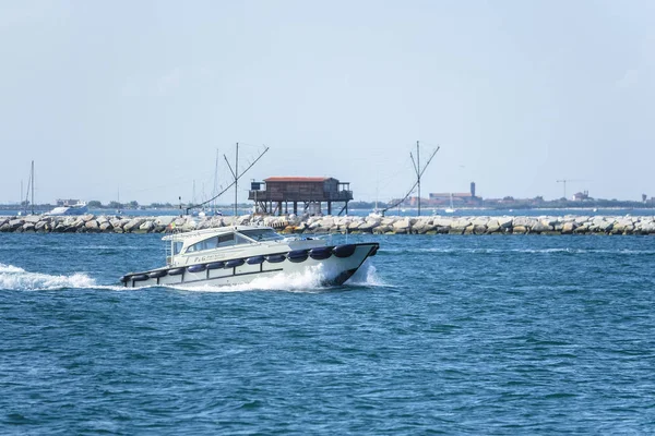 Sottomarina Włochy Czerwca 2018 Jachtów Płynie Pobliżu Plaży Sottomorina Włochy — Zdjęcie stockowe
