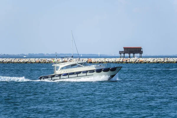 Sottomarina Italia Junio 2018 Yates Flotan Cerca Playa Sottomorina Italia —  Fotos de Stock
