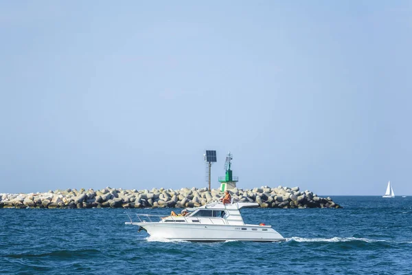 Sottomarina Italien Juni 2018 Båtar Flyter Nära Sottomorina Stranden Italien — Stockfoto