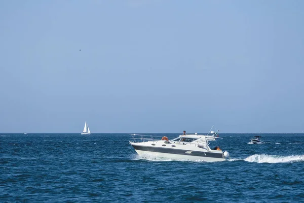 Sottomarina Italien Juni 2018 Båtar Flyter Nära Sottomorina Stranden Italien — Stockfoto