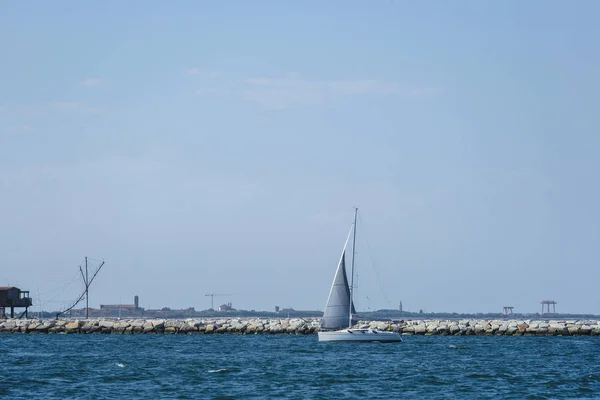 Sottomarina Italia Junio 2018 Yates Flotan Cerca Playa Sottomorina Italia —  Fotos de Stock