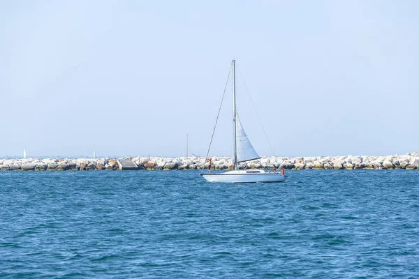 Sottomarina Ιταλία Ιουνίου 2018 Κότερα Επιπλέει Κοντά Στην Παραλία Sottomorina — Φωτογραφία Αρχείου
