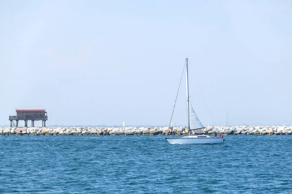 Sottomarina Italia Junio 2018 Yates Flotan Cerca Playa Sottomorina Italia —  Fotos de Stock