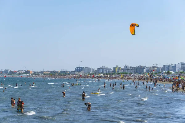 Sottomarina Ιταλία Ιουνίου 2018 Πυκνοκατοικημένη Αμμουδιά Στο Sottomarina — Φωτογραφία Αρχείου