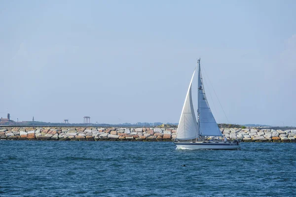 Sottomarina Italia Junio 2018 Yates Flotan Cerca Playa Sottomorina Italia —  Fotos de Stock