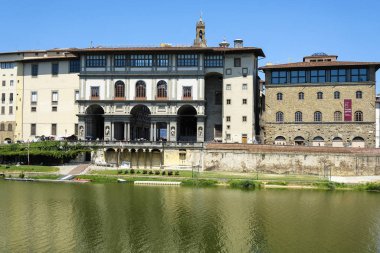Florence, İtalya - Haziran, 2, 2018: dolgu Uffizi Galerisi ile Floransa'da Arno Nehri'nin