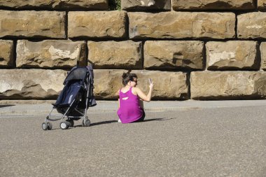 Florence, İtalya - Temmuz, 1, 2018: kadın perambulator filmleri bir merkezi Floransa, İtalya