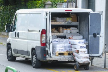 Padova, İtalya - Temmuz, 7, 2018: yükleme İtalya kamyona