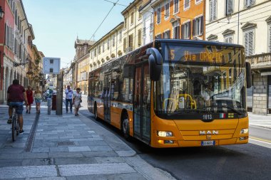 Parma, İtalya - Temmuz, 9, 2018: otobüs bir sokakta bir merkezi Parma, İtalya