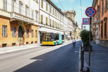 Parma, İtalya - Temmuz, 9, 2018: otobüs bir sokakta bir merkezi Parma, İtalya