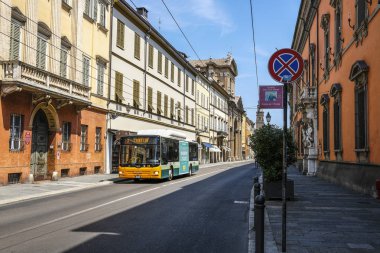 Parma, İtalya - Temmuz, 9, 2018: otobüs bir sokakta bir merkezi Parma, İtalya