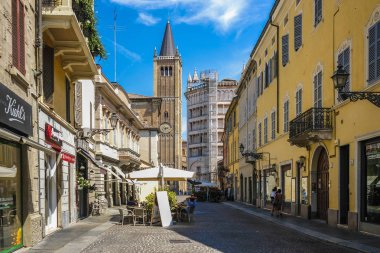 Parma, İtalya - Temmuz, 9, 2018: Merkezi Parma ile Parma Katedrali ve Vaftizhane, İtalya