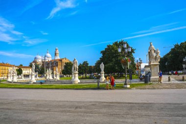 Padova, İtalya - 10 Temmuz 2017: Prato della Valle, Padova, İtalya'nın merkezi meydanda