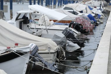 Sottomarina, İtalya - Temmuz, 11, 2018: tekneler Sottomarina, İtalya için setin yakınındaki Park etmiş