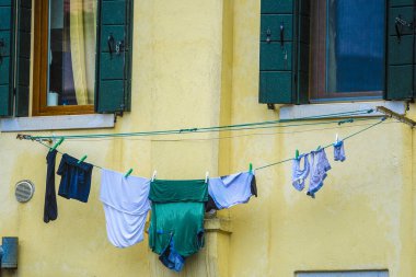 Sottomarina, İtalya çok katlı evde bir duvar yıkama-keten kurur
