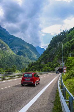 Longarone, İtalya - Temmuz, 12, 2018: Alp manzara görüntü dağ yolu ile