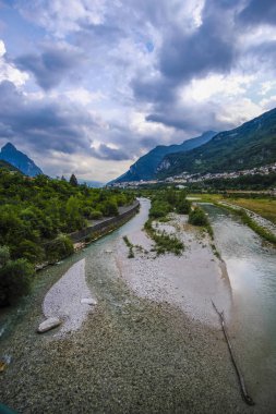 Piave nehri görüntü ile alp manzara