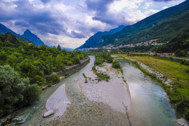 Piave nehri görüntü ile alp manzara
