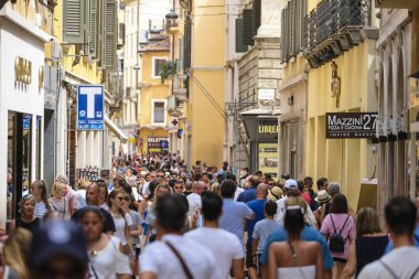 Verona, İtalya - Temmuz, 15, 2018: Verona, İtalya'nın merkezi bir sokakta turist
