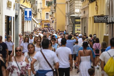 Verona, İtalya - Temmuz, 15, 2018: Verona, İtalya'nın merkezi bir sokakta turist