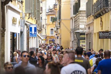 Verona, İtalya - Temmuz, 15, 2018: Verona, İtalya'nın merkezi bir sokakta turist