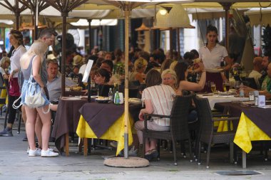 Verona, İtalya - Temmuz, 15, 2018: bir merkezi bölgesindeki Verona sokak Cafe