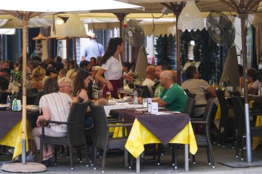 Verona, İtalya - Temmuz, 15, 2018: bir merkezi bölgesindeki Verona sokak Cafe