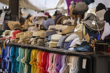 Verona, İtalya'nın merkezi pazarda şapka