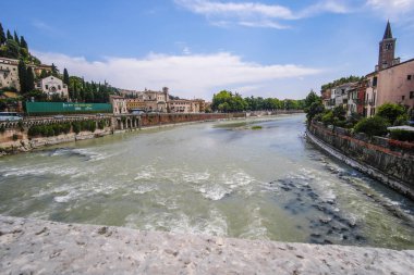 Verona, İtalya - Temmuz, 15, 2018: dolgu Adige Nehri Verona, İtalya