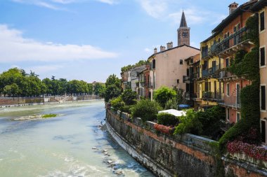 Verona, İtalya - Temmuz, 15, 2018: dolgu Adige Nehri Verona, İtalya