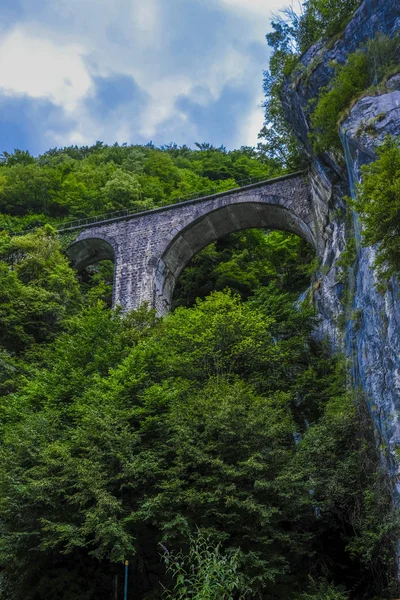 Paisaje Alpino Con Imagen Puente Arco — Foto de Stock