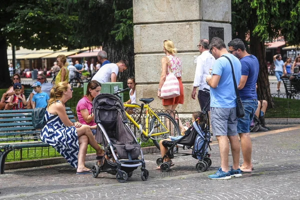 Verona Itálie Července 2018 Turisté Ulici Centru Města Verona Itálie — Stock fotografie