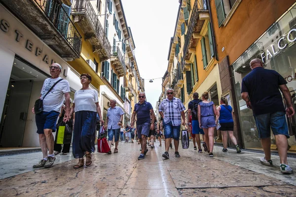 Verona Luglio 2018 Turisti Strada Centro Verona — Foto Stock