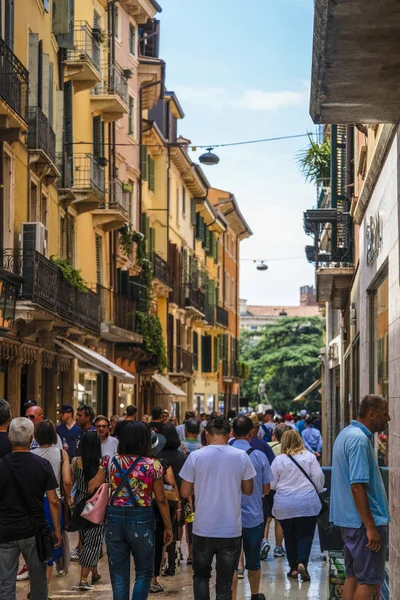 Verona Italia Julio 2018 Turistas Una Calle Centro Verona Italia —  Fotos de Stock