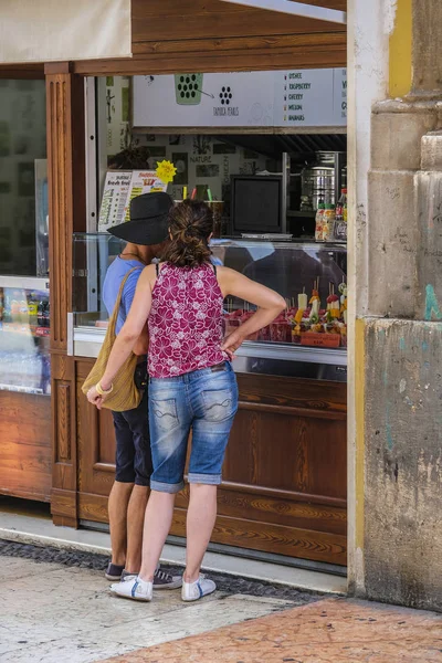 Verona Itálie Července 2018 Obchodní Stánek Centru Verona Itálie — Stock fotografie