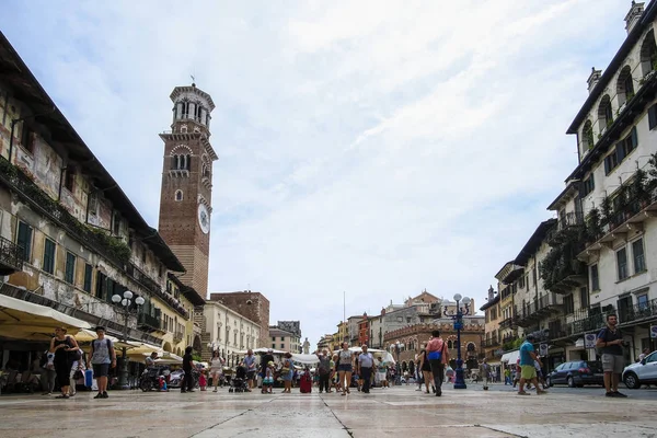 Verona Itália Julho 2018 Turistas Uma Rua Centro Verona Itália — Fotografia de Stock